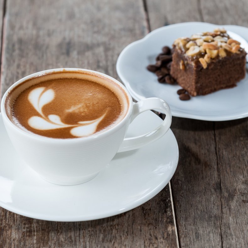 Kaffeetasse und Kuchen