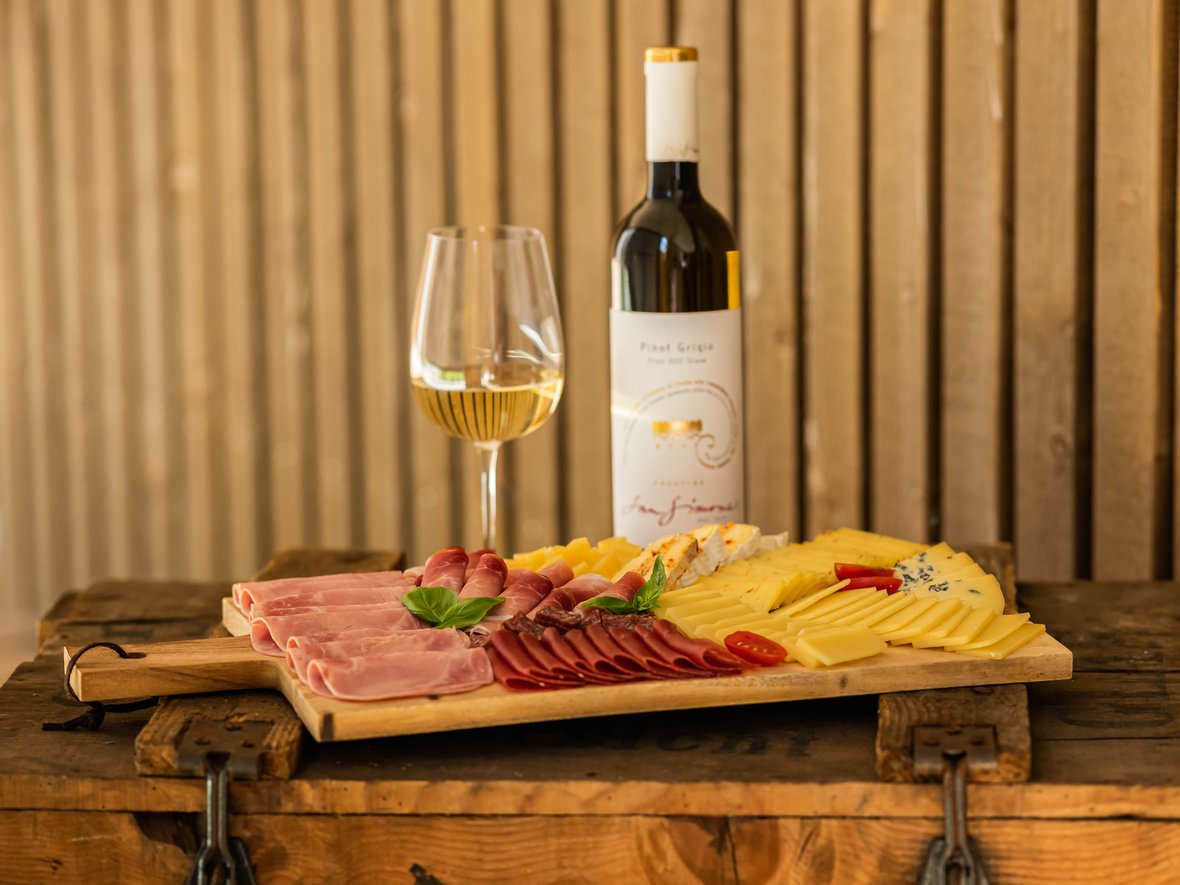 Fleisch-Käseplatte und Weisswein